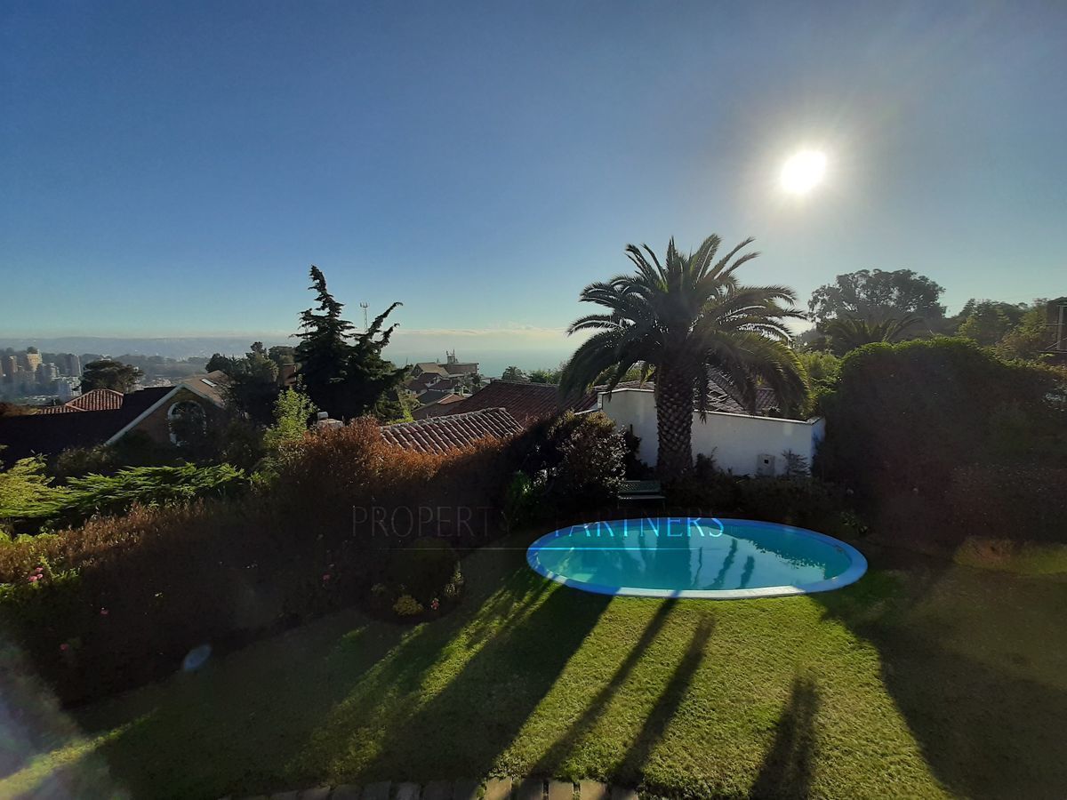 3 de 34: Vista desde el 2do piso al jardín y al mar 
