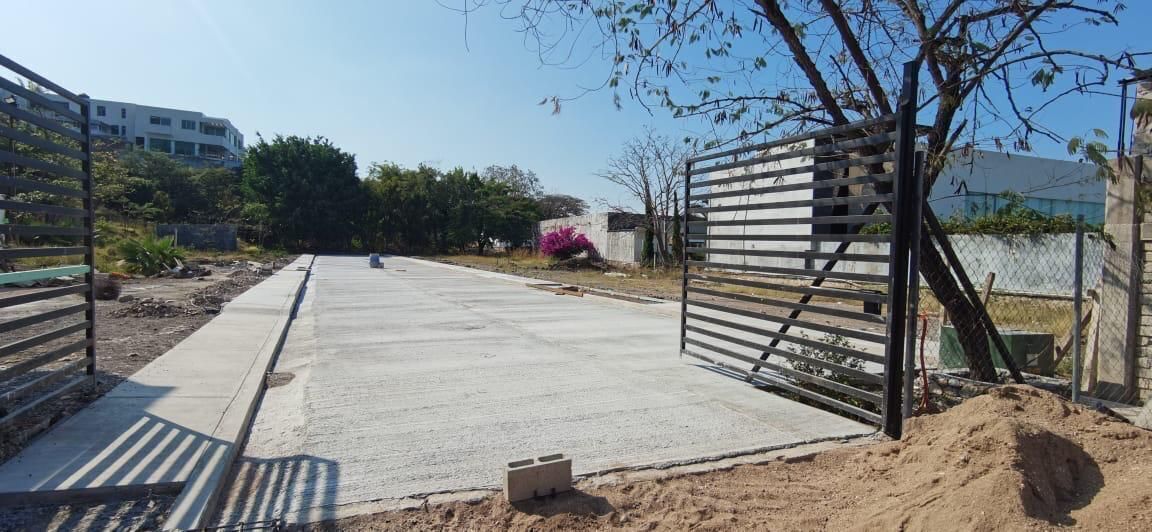 3 of 10: Portón automático