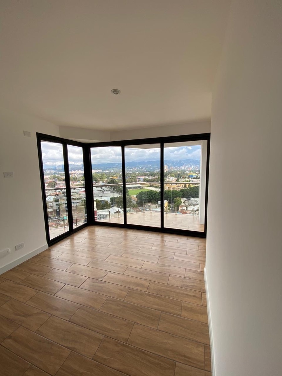 2 de 17: Area Sala con salida a Balcon