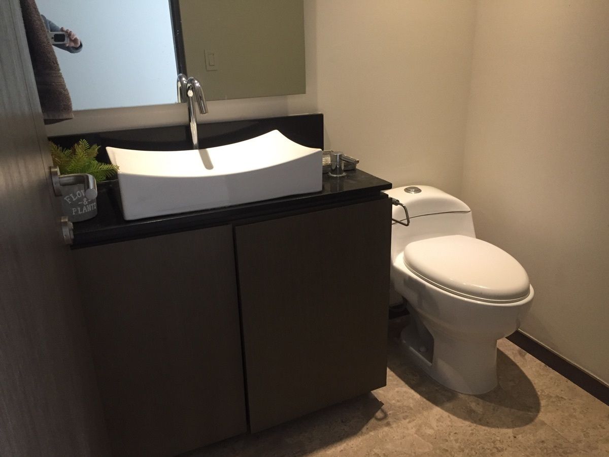 26 de 46: medio baño en pasillo