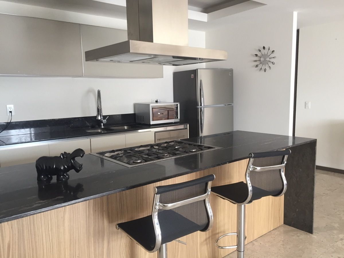 13 of 45: cocina integral equipada con electrodomésticos