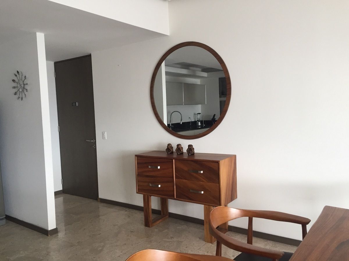 9 de 48: ingreso con mueble en recibidor y espejo