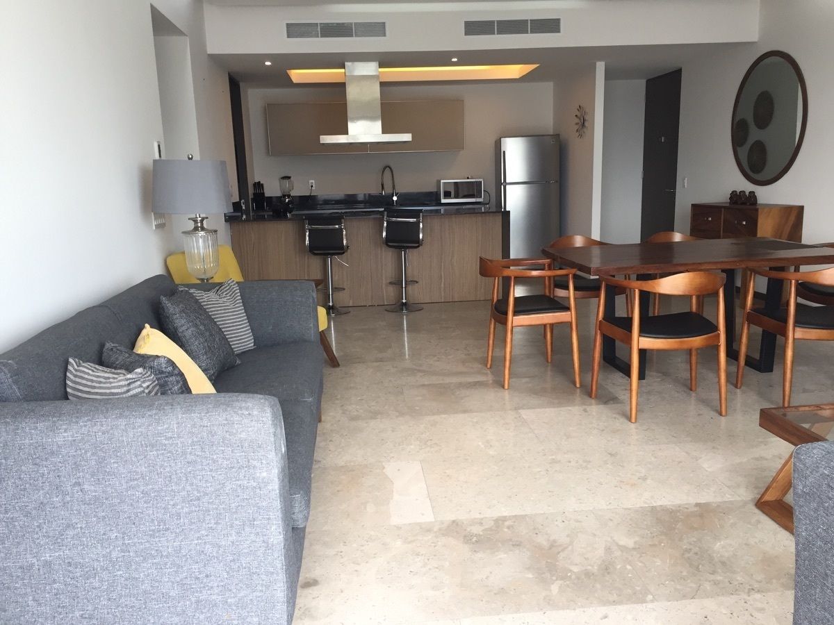 12 de 48: sala y comedor amplia con decoración sobria