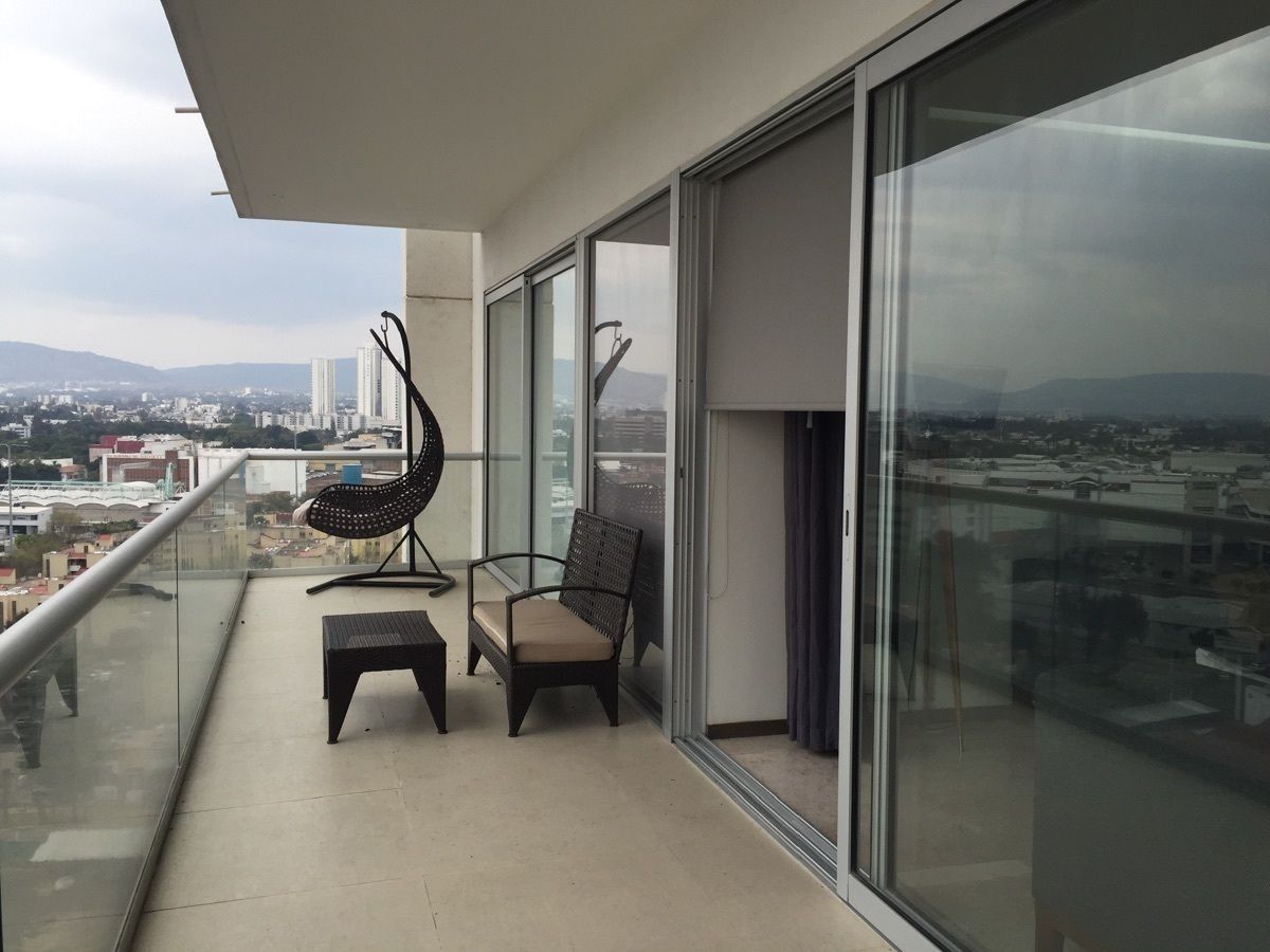 21 of 45: muy iluminado con gran balcón en piso 14