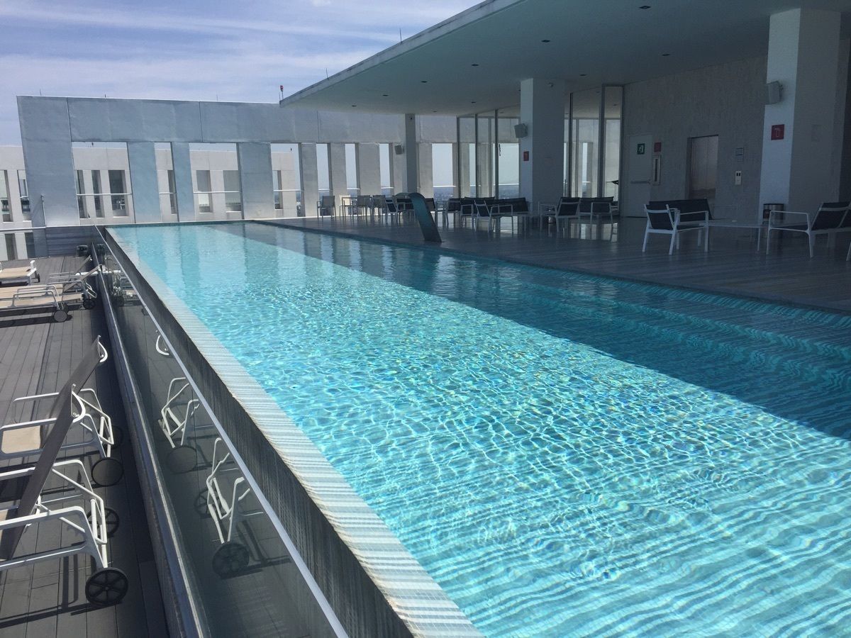 35 of 45: camastros en terraza