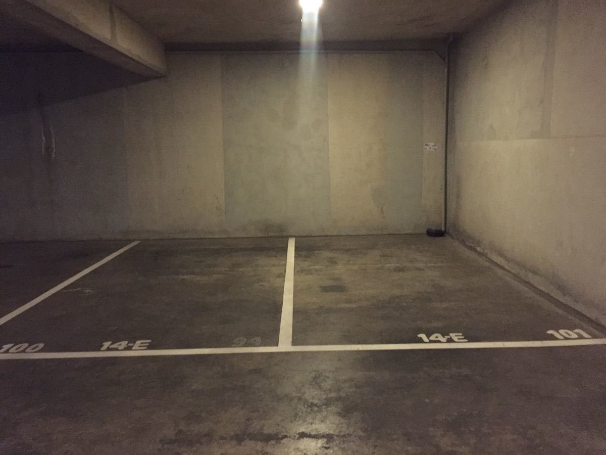 37 of 45: dos lugares de estacionamiento en torre 200