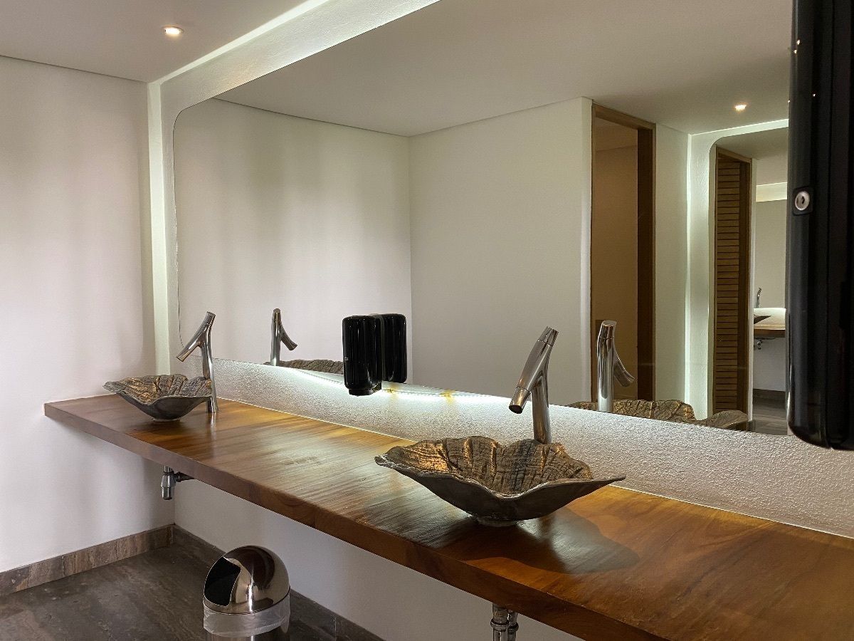 7 de 48: baño con lujo en lobby