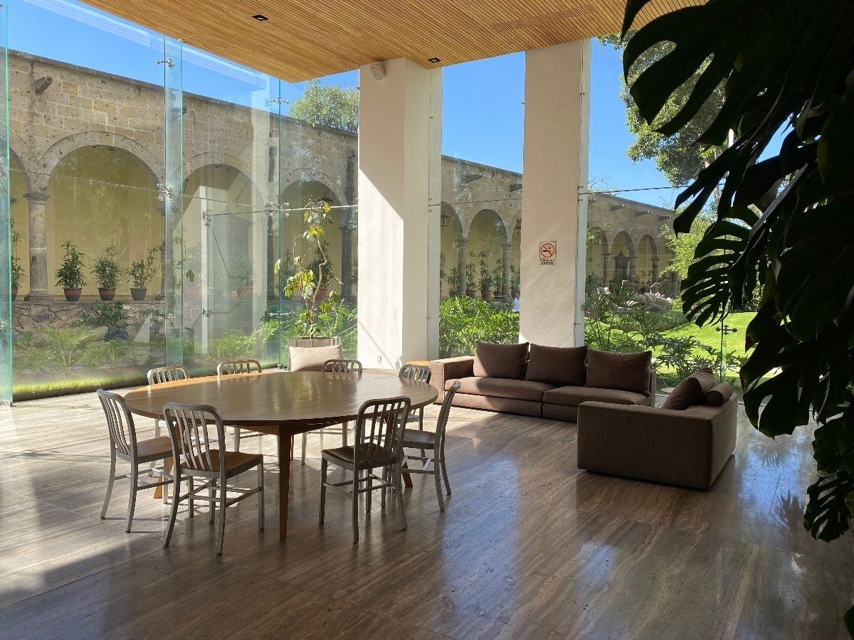 4 of 45: biblioteca en lobby