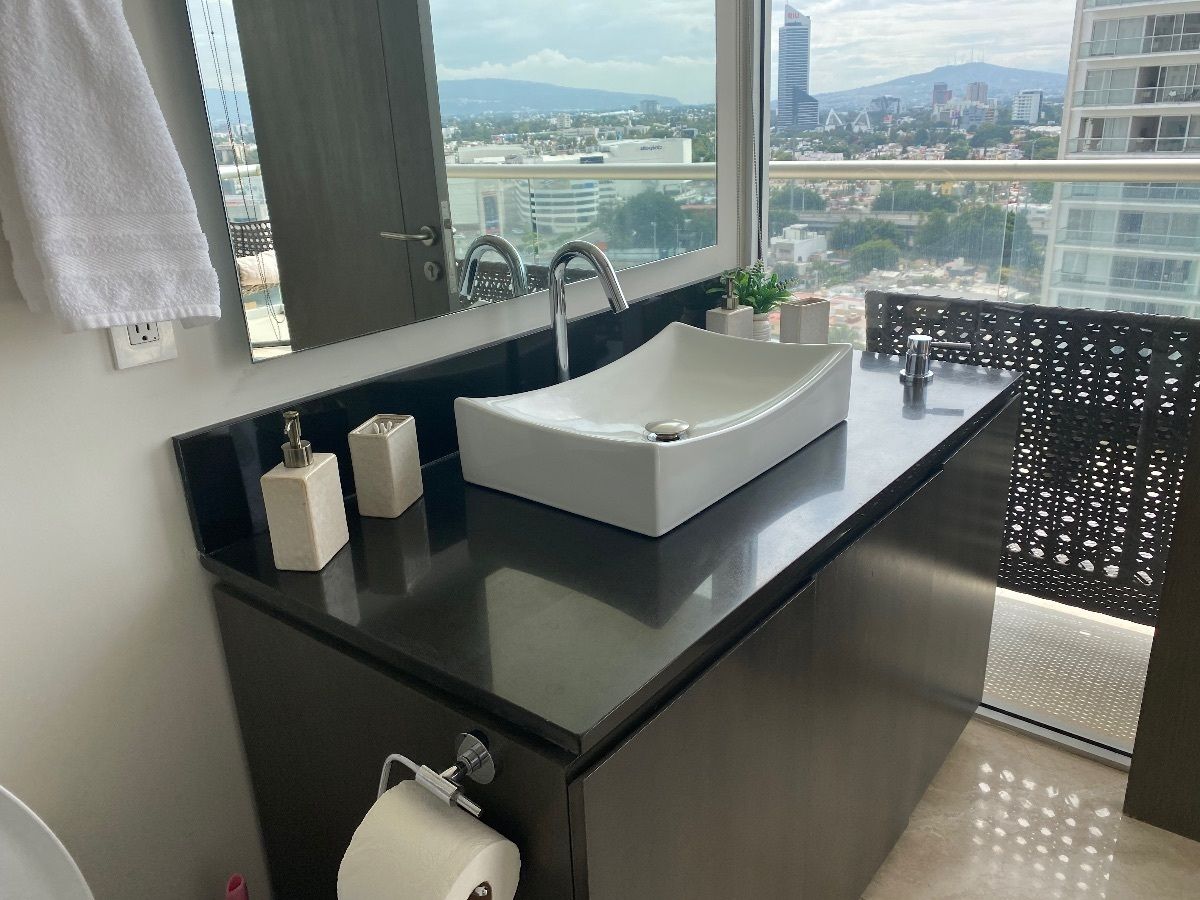 19 of 45: baño completo en recámara primera