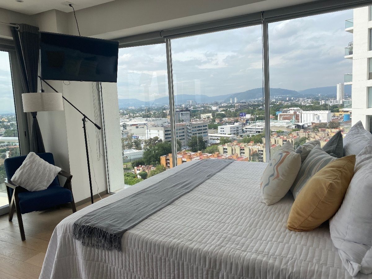 16 de 48: recámara principal con aire acondicionado y tv