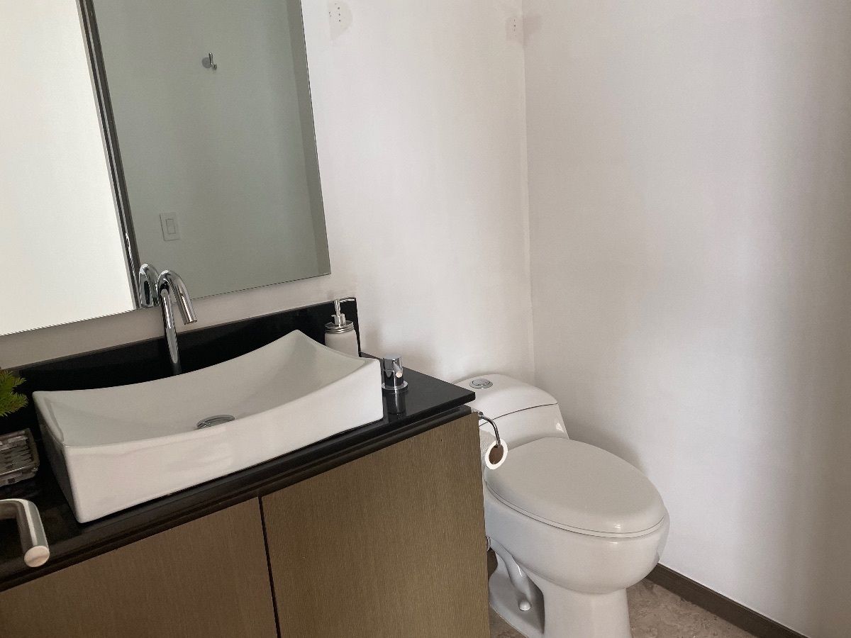 33 of 45: medio baño que es un lujo