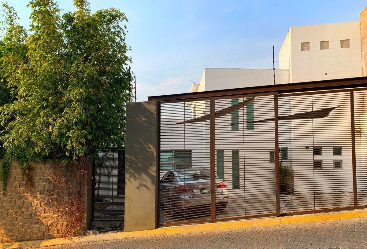 3 de 24: Fachada principal 