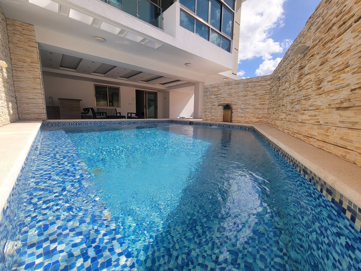 18 de 20: Piscina, área social