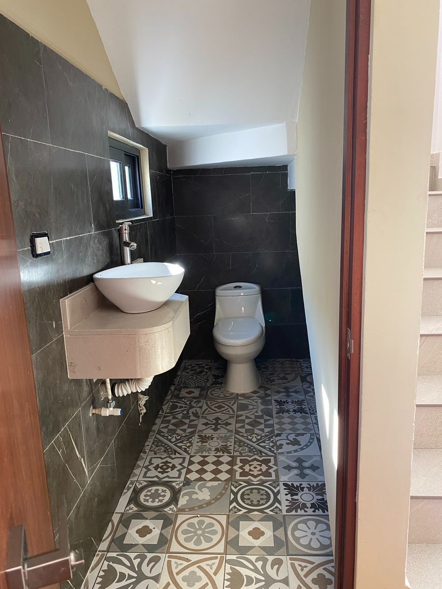14 de 35: Medio baño planta baja