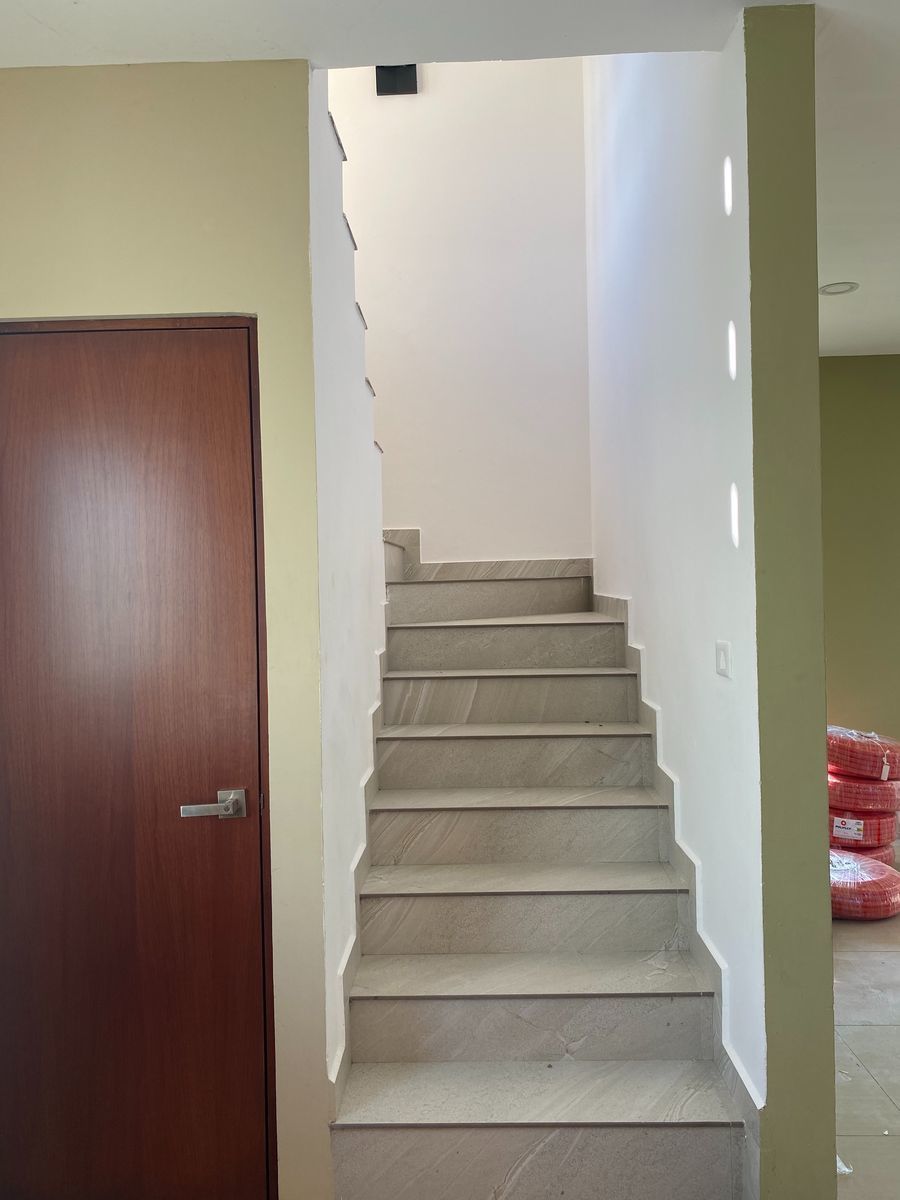 9 de 29: Escaleras hacia primer piso