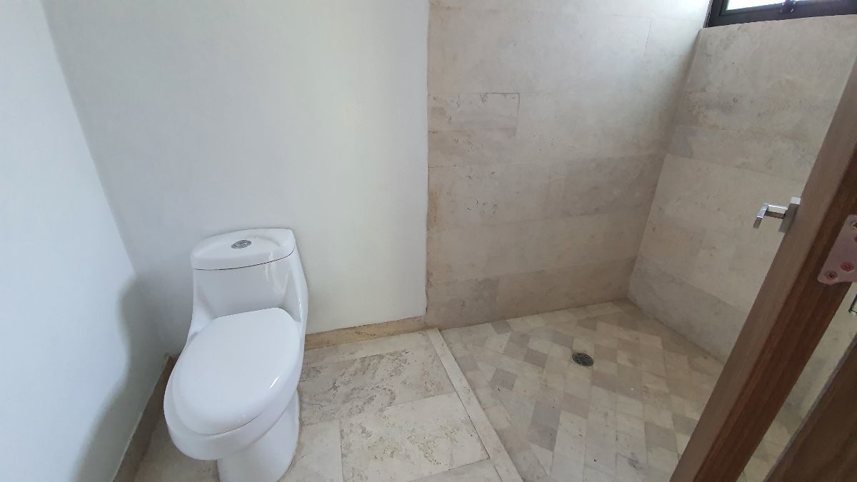 10 de 22: Baño completo, contiguo.