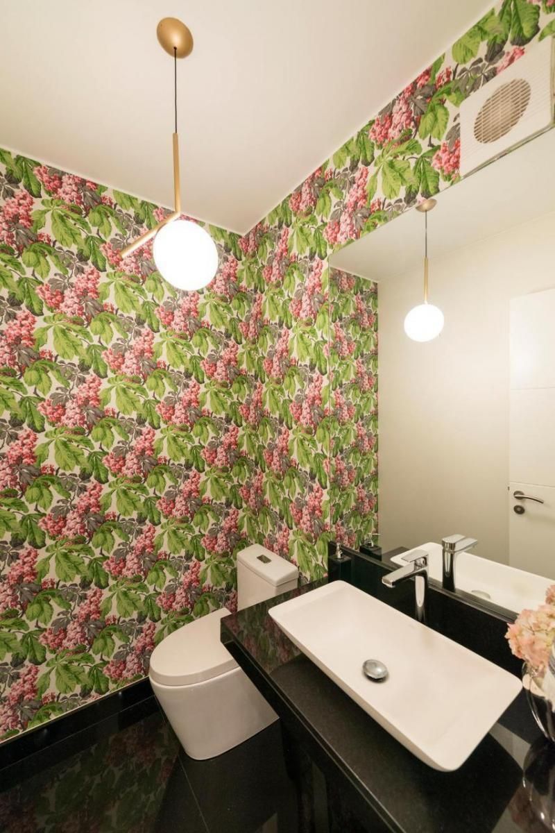 21 de 28: Baño de visitas con papel decorativo en paredes