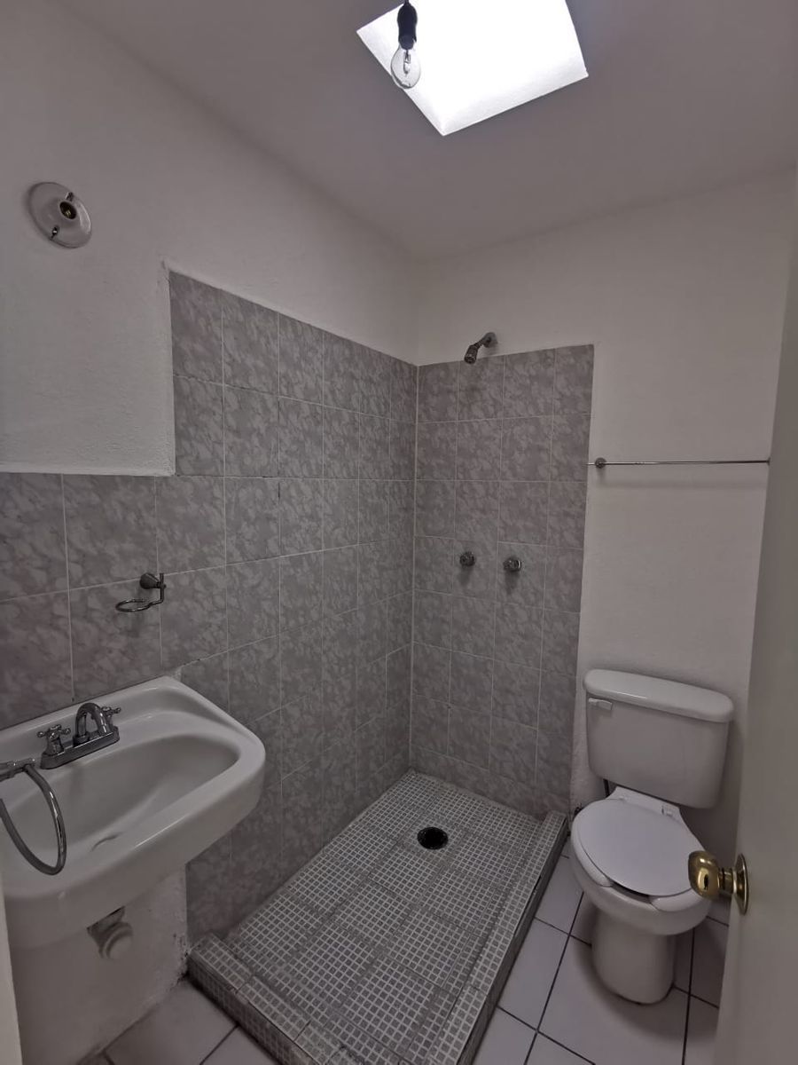 Baño de Habitación Principal, foto 9 de 18