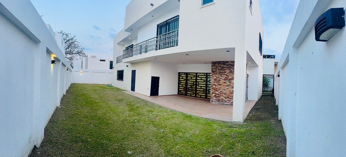 16 de 20: AMPLIO JARDÍN PERIMETRALMENTE BARDEADO