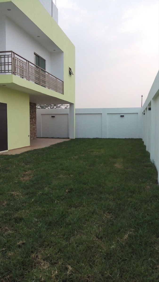 6 de 15: AMPLIO  JARDÍN  CON BARDA PERIMETRAL  Y BODEGA  