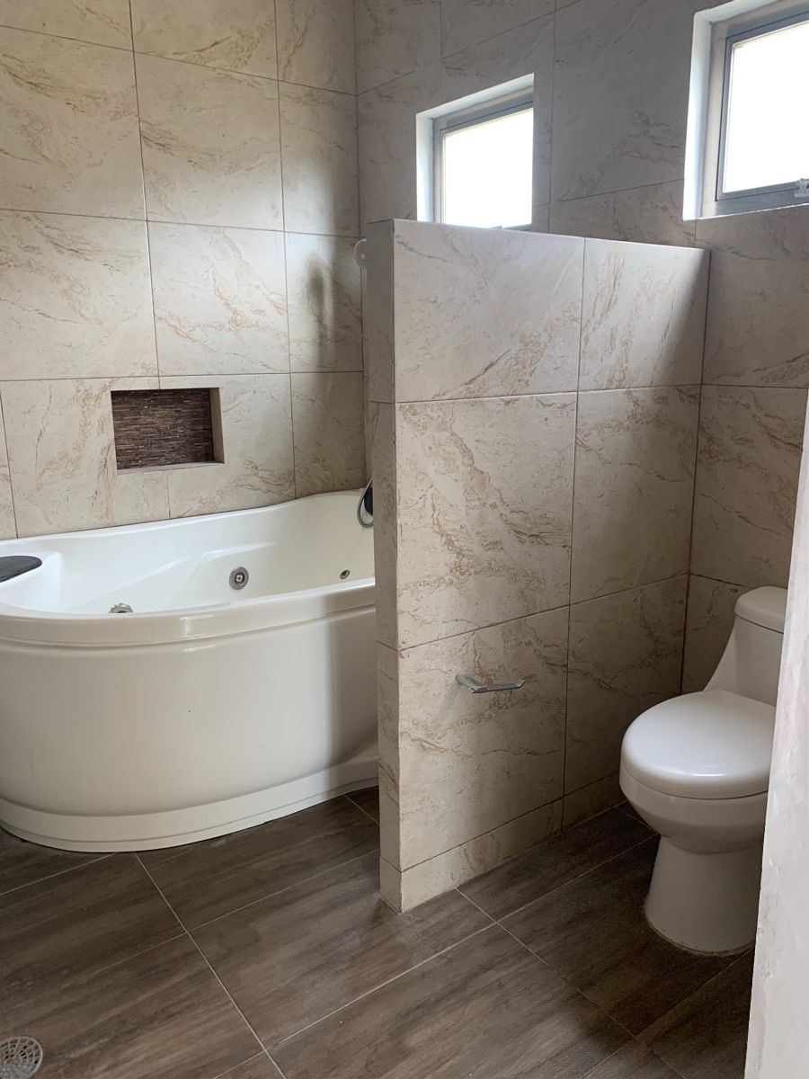 10 de 15: BAÑO COMPLETO CON TINA EN HABITACION PRINCIPAL 