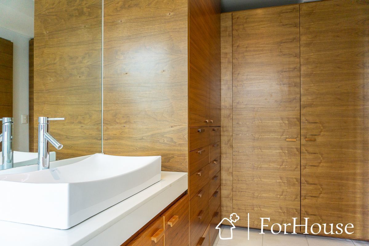 18 de 24: Baño y vestidor segunda recámara