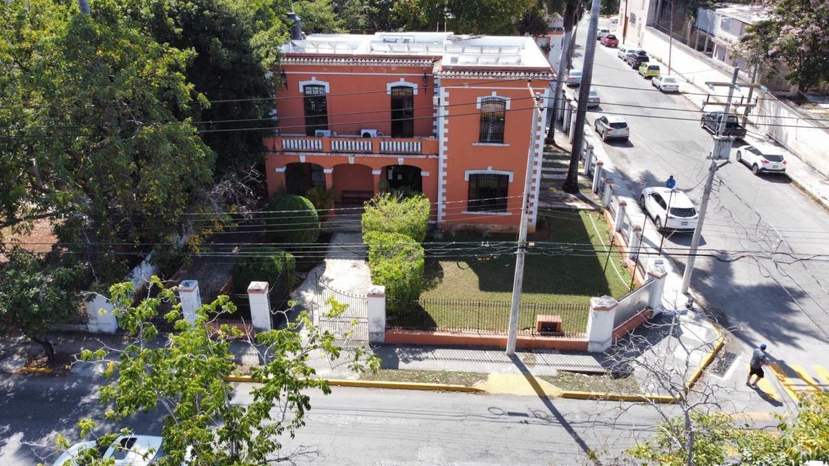 Venta de Casona sobre Avenida Colon en esquina