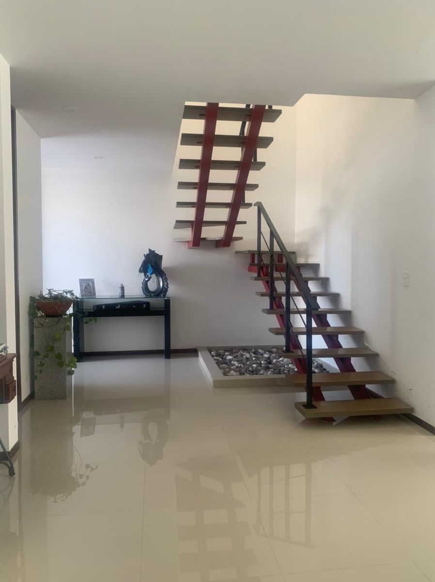 7 de 14: ESCALERA Y FUENTE