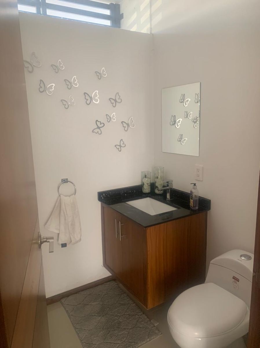8 de 14: MEDIO BAÑO PLANTA BAJA