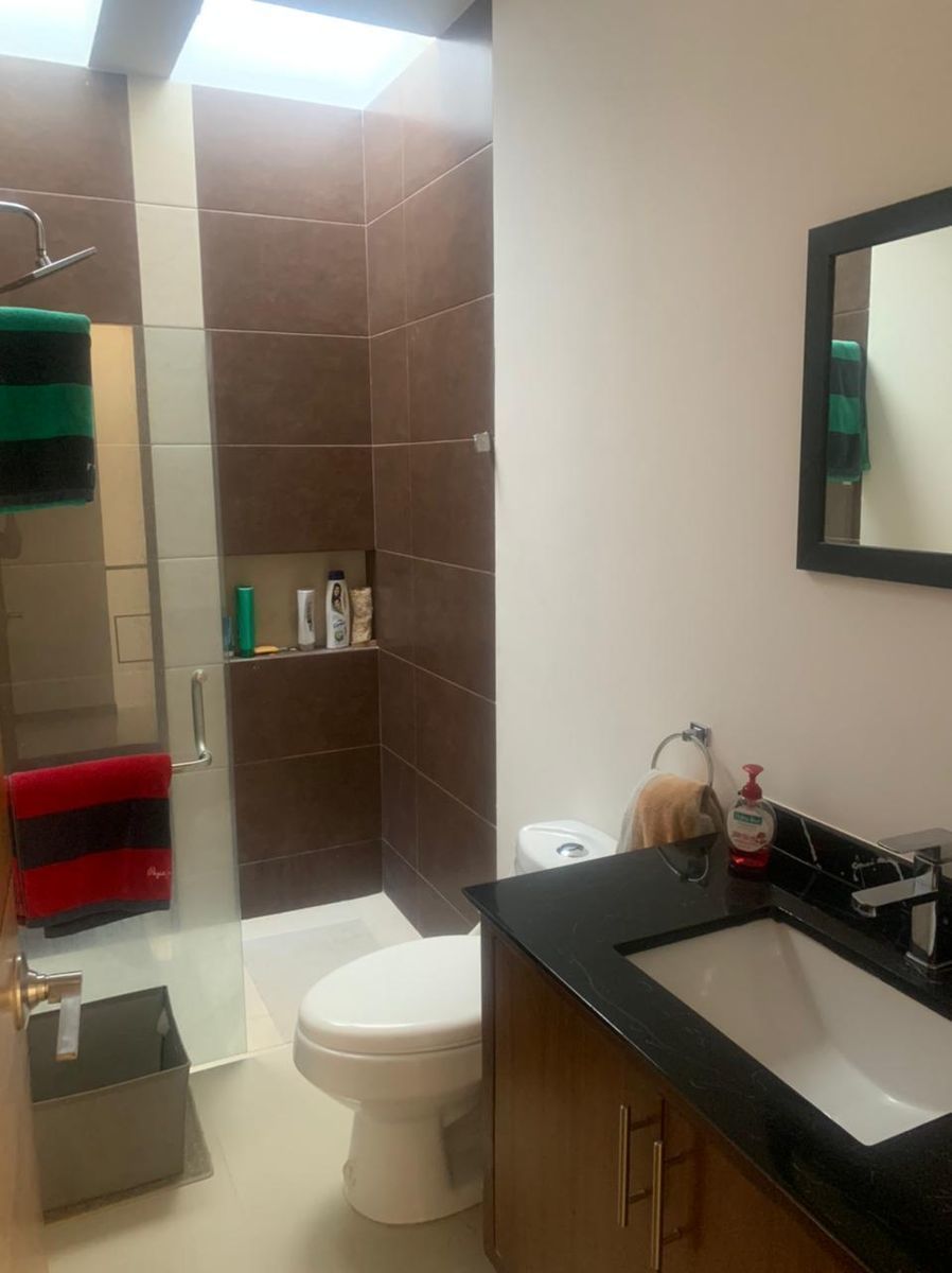 12 de 14: BAÑO COMPARTIDO PARA DOS RECAMARAS
