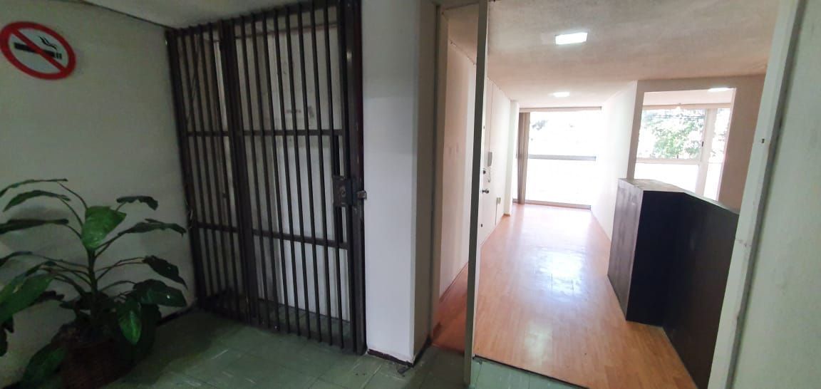 1 of 24: entrada oficina