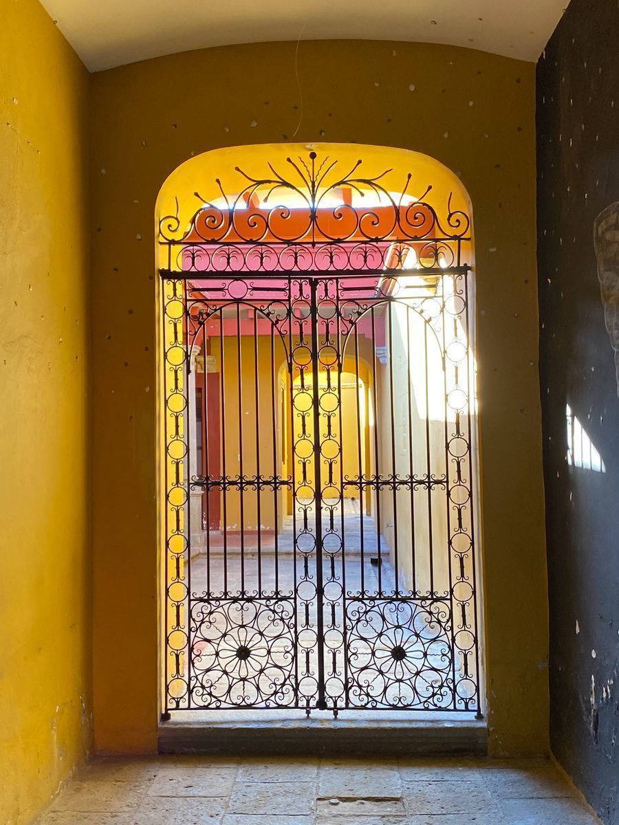 3 de 26: Puerta de herrería a primer patio 
