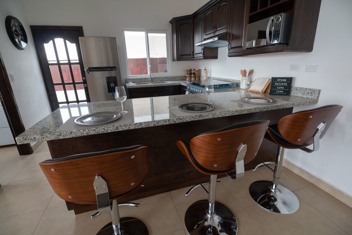 6 de 9: Cocina con cuarto de lavado