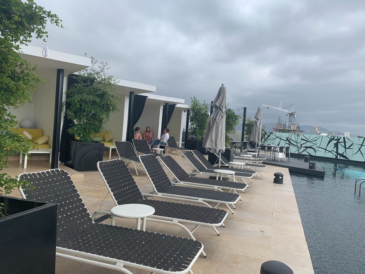 4 de 19: Alberca con área de camastros y lounge