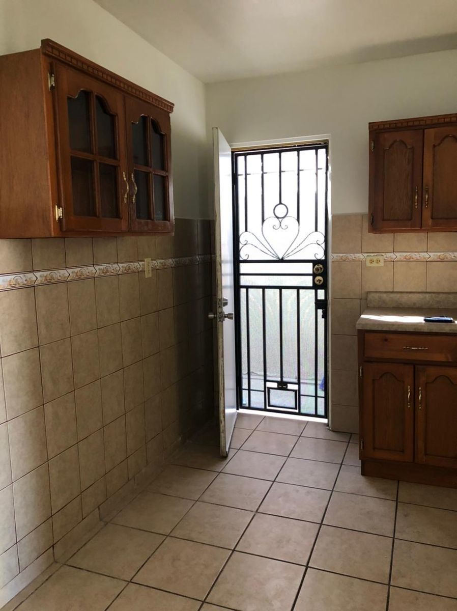 4 de 20: Puerta al pasillo de servicio