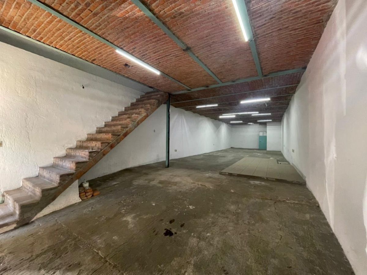 Bodega comercial 240m2 en dos niveles, cerca de zona industrial | EasyBroker
