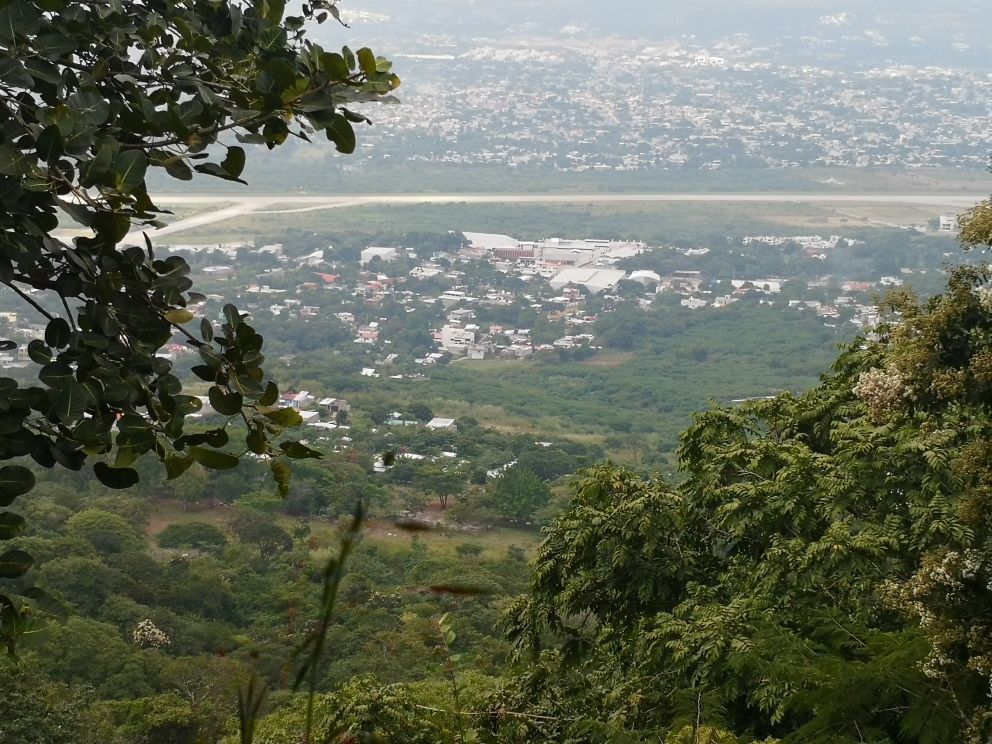 1 de 13: Vista panorámica al aeropuerto militar de Terán