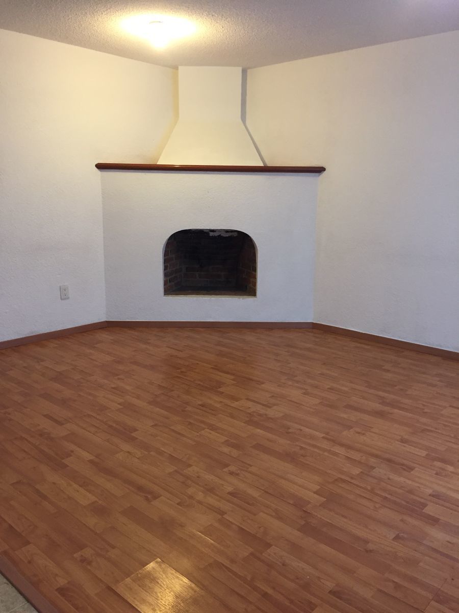 3 de 23: sala con chimenea y piso de madera