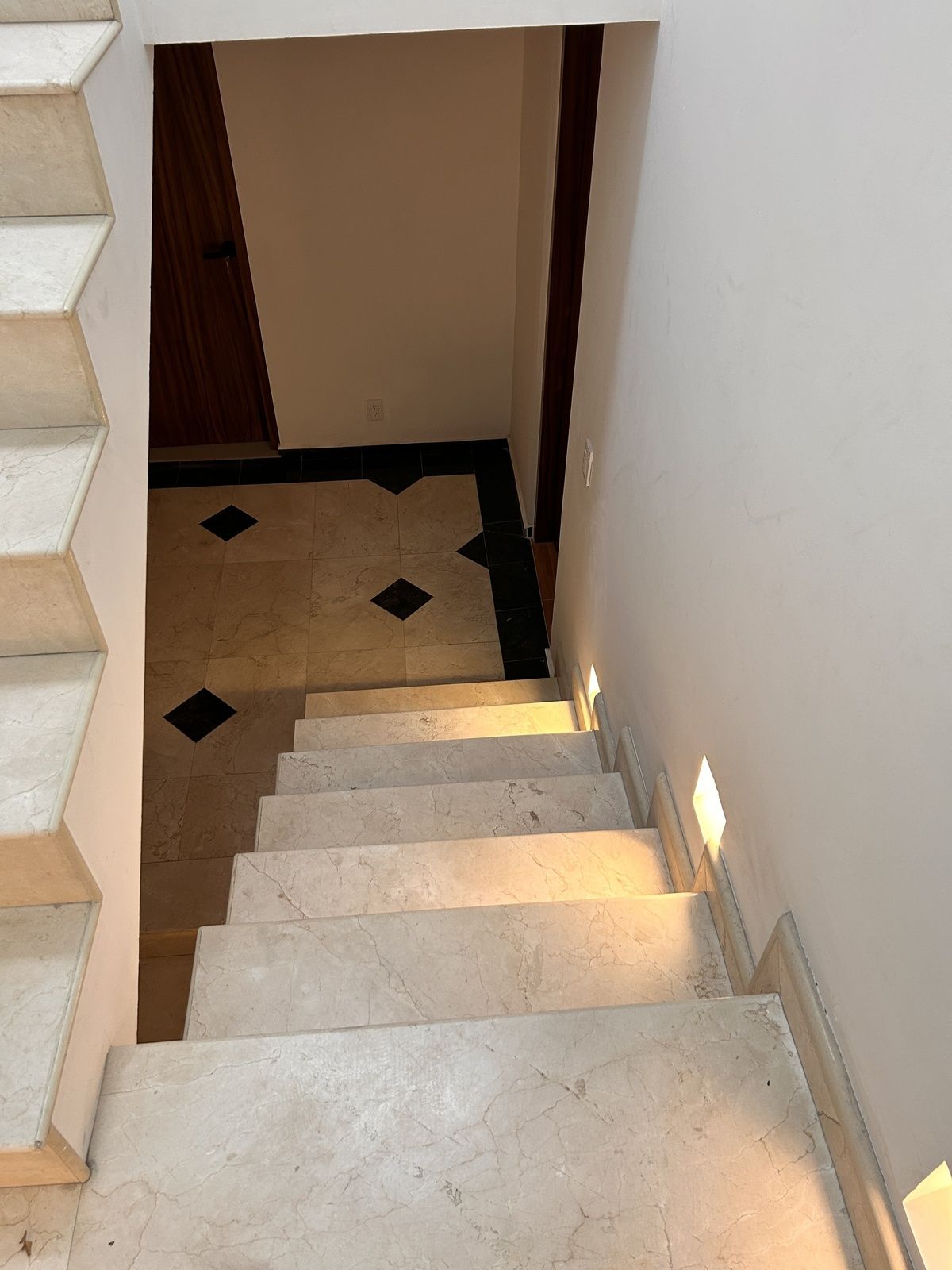 24 de 25: escaleras primer piso