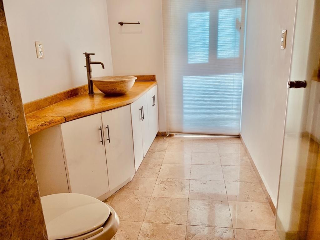 12 de 16: BAÑO ILUMINADO Y VENTILADO