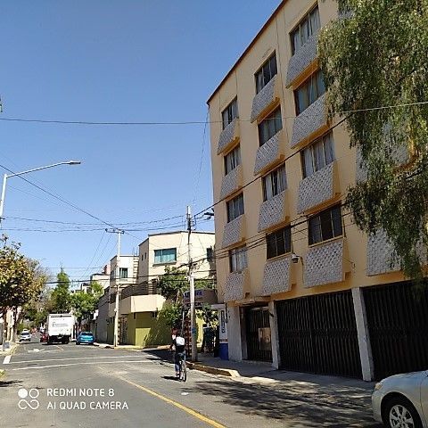 1 of 21: Calle principal con fachada del Edificio Sur