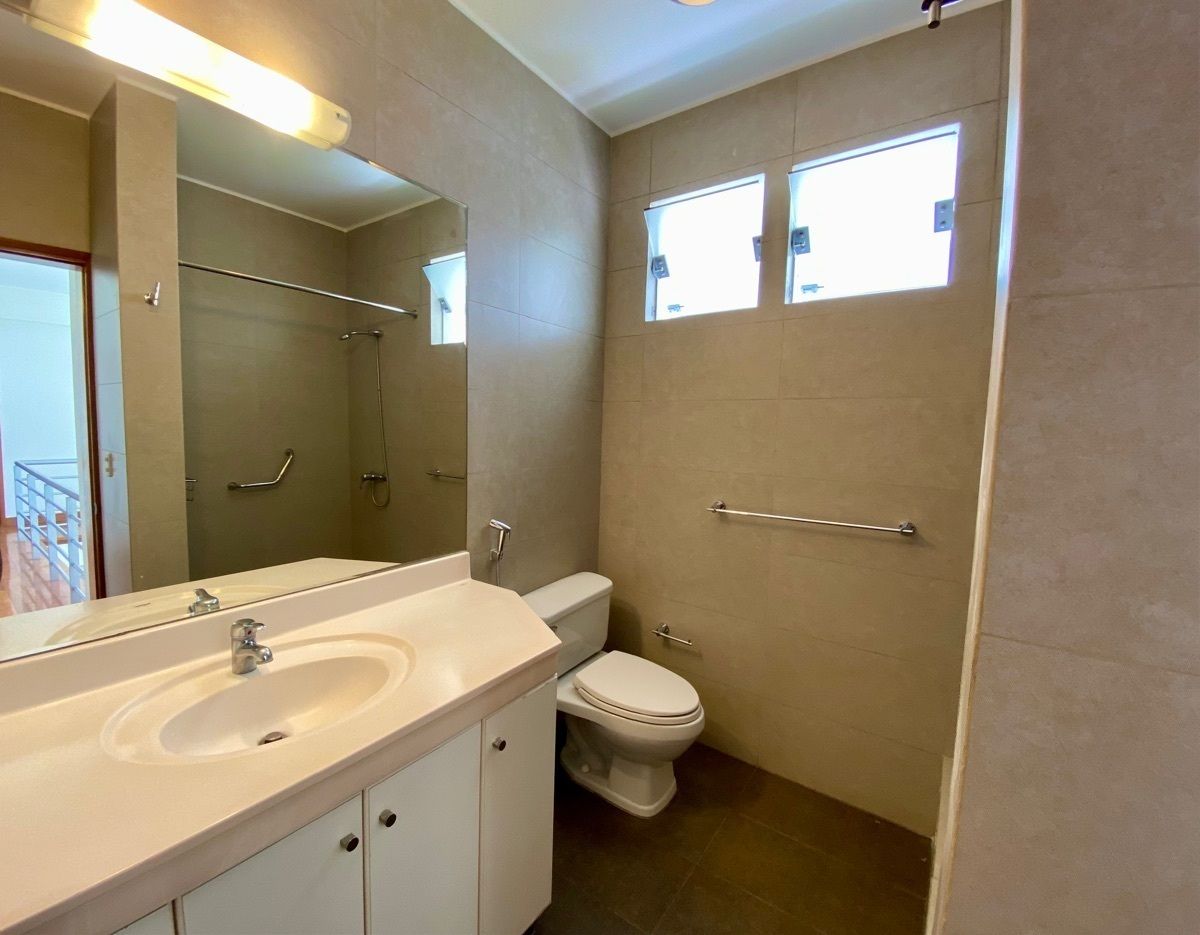 21 de 28: Baño dormitorios secundarios
