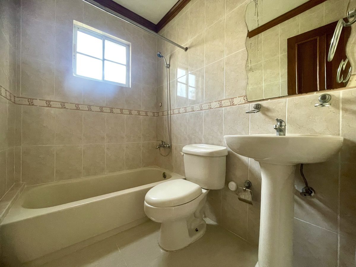 11 de 12: Baño común y de visita