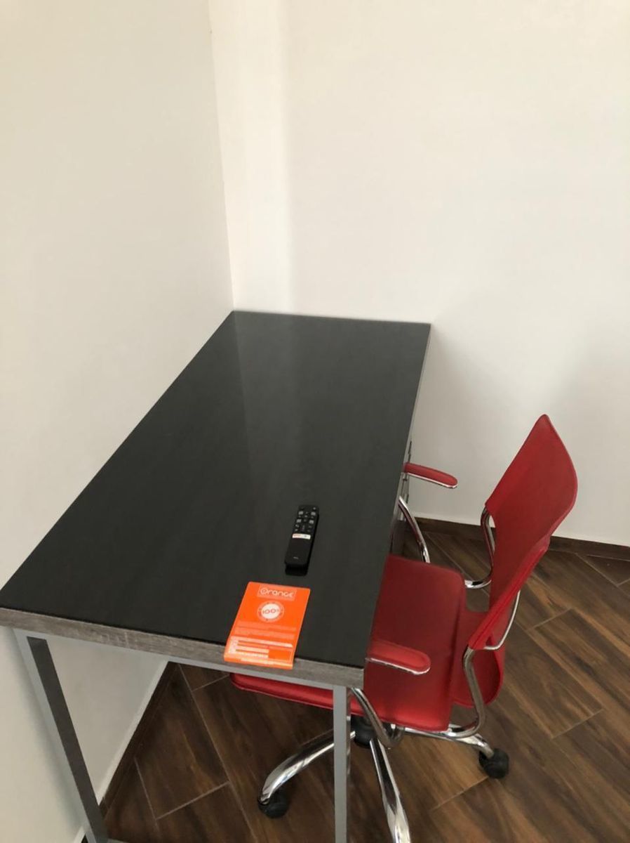 4 de 6: Escritorio en la recámara