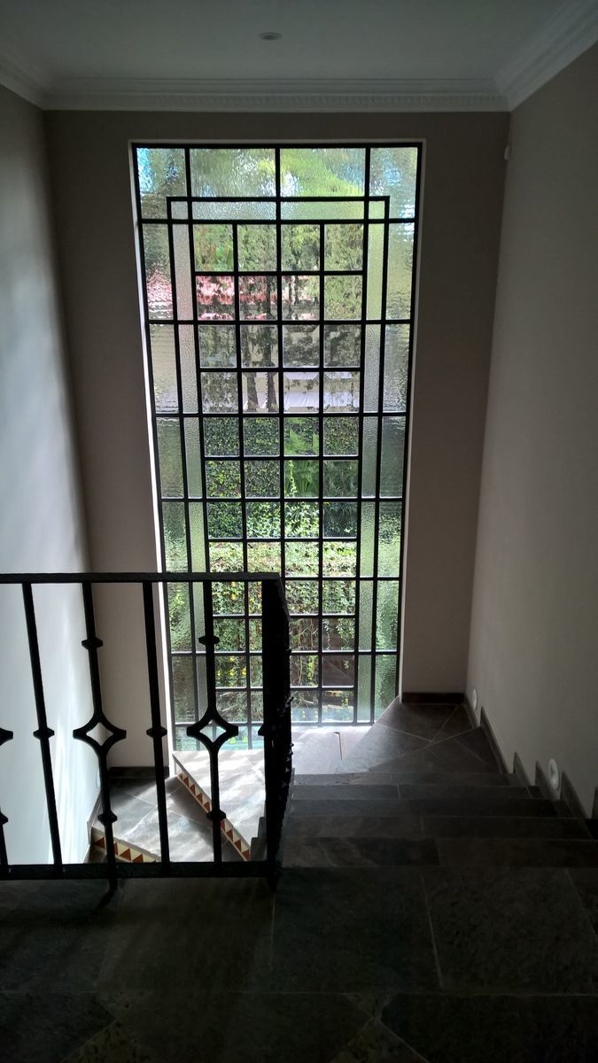 5 of 48: Vitral de 6 mts altura X 1.60 ancho en escalera ppal