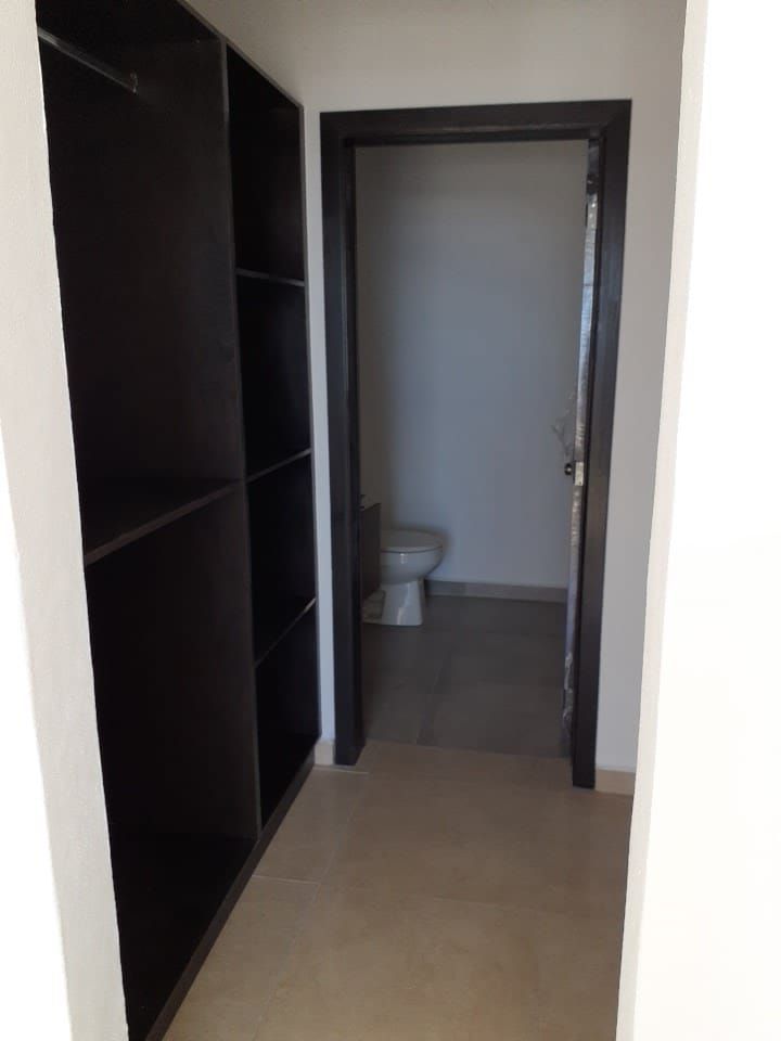 7 de 17: Recamara principal con closet vestidos y baño completo