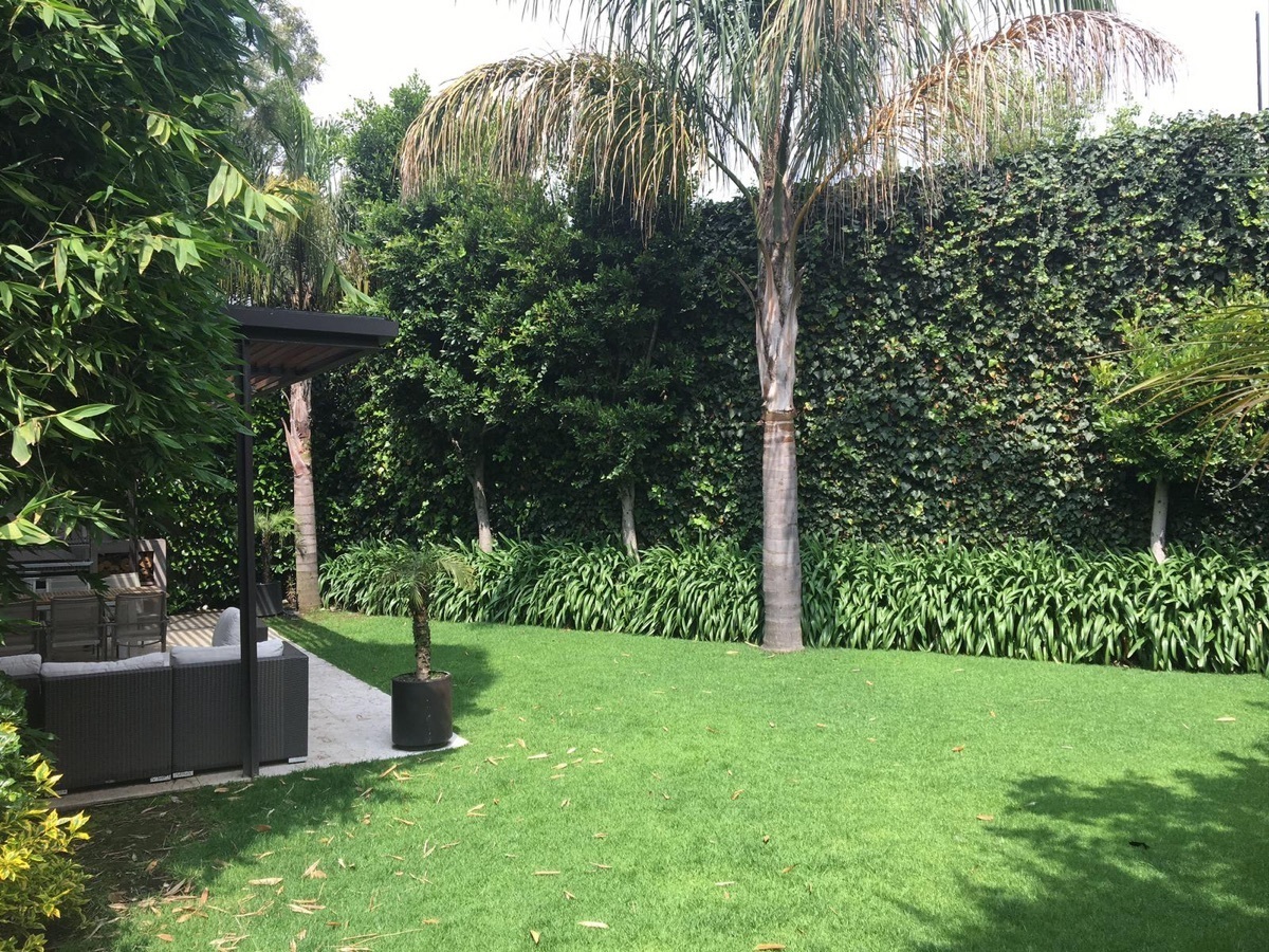 2 of 37: jardin con terraza