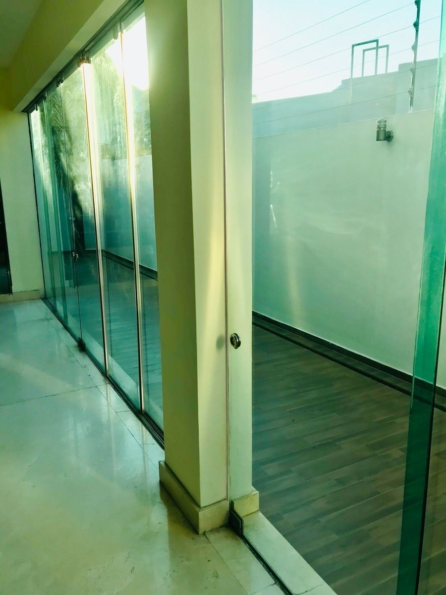 11 de 29: Ventanal que conecta con la terraza