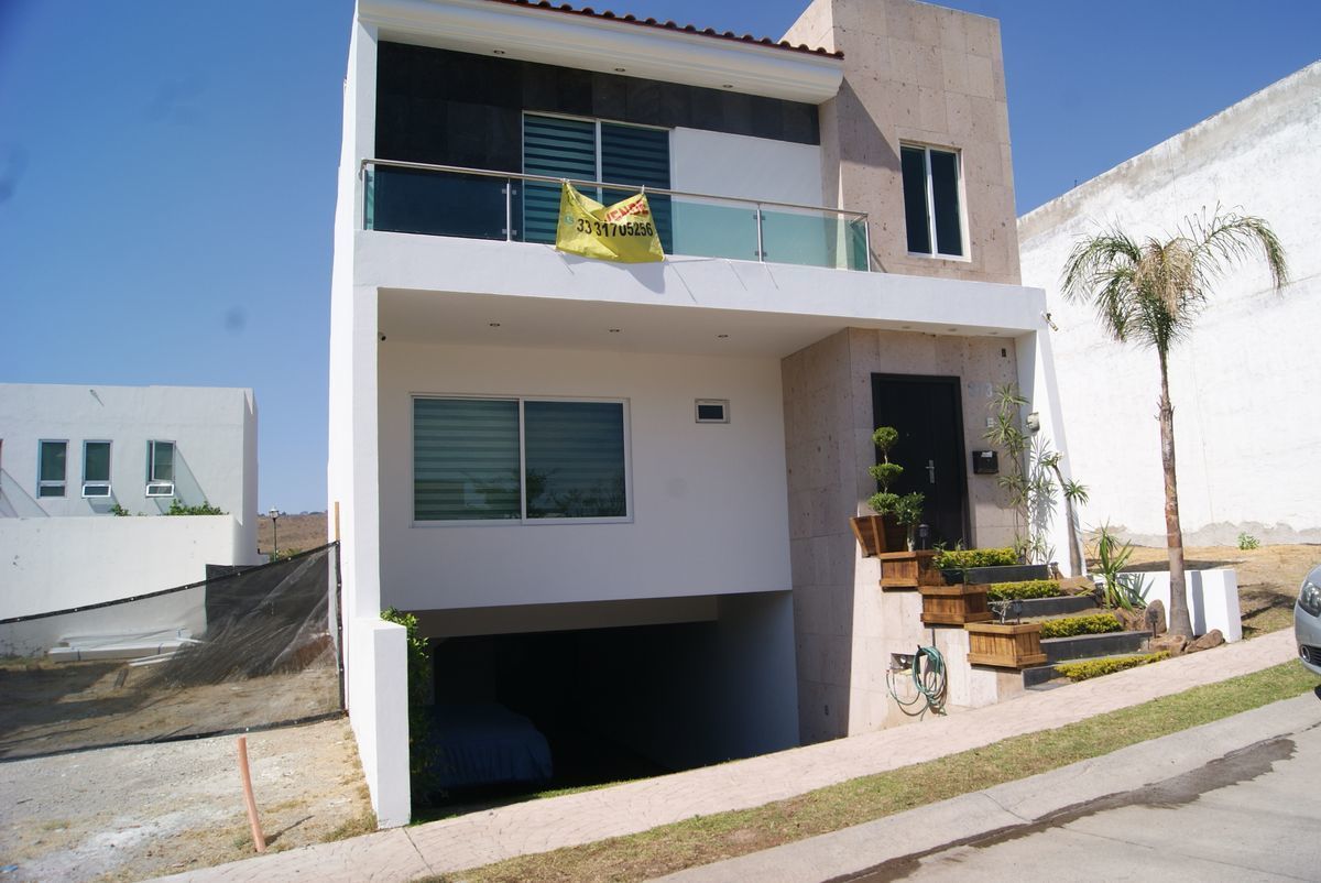 CASA A UN COSTADO DE LA PLAZA OUTLET