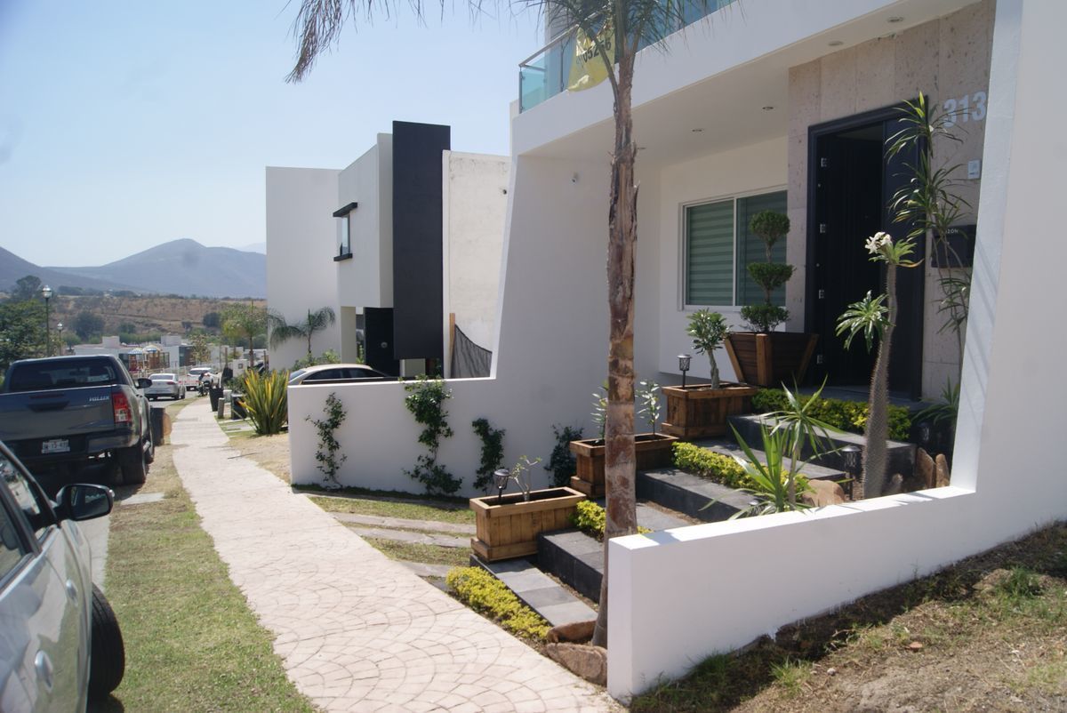 FABULOSA CASA A UN COSTADO DE LA PLAZA 